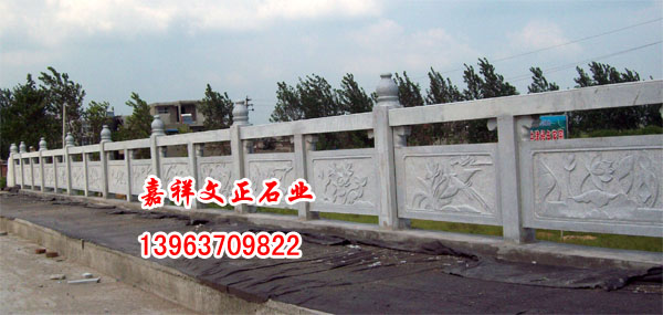 石栏杆,石护栏,桥栏杆,栏杆,栏板,旗栏杆,青石,汉白玉石桥,园林景观桥,拱桥 嘉祥石雕渊源流长。被称为世界文化艺术瑰宝的武氏墓群石刻,和中国最早的汉代石狮无疑标示着嘉祥石雕的悠久历史。嘉祥石雕以当地盛产的天青石为主原料,辅以大理石、汉白玉等名石珍玉,选取料考究,做工精细,规格不一,品种繁多。主要以雕刻龙亭龙柱、琼楼玉阁、飞禽走兽、人物花草及仿古器皿为擅长,有圆雕、线雕、浮雕、平雕四类之分,既有古老艺术的魅力,又有典雅明快的现代艺术风格,在海内外享有巧夺天工、石破天惊之盛誉。 1996年,山东省嘉祥