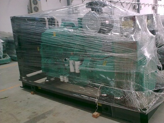 博锐--重庆康明斯(CCEC Cummins)柴油发电机组技术规格参数 发电机组技术参数: 机组型号:BRC500 稳态电压调整率(%):±1 输出功率:常用360KW/备用400KW 电压波动率(%):±0.5 功率因数:COS=0.8(滞后) 瞬态电压调整率(%):+20~-15 输出电压:380V/220V、400V/230V(可调) 电压稳定时间(s):1 输出电流:648A 稳态频率调整率(%):±1 额定频率:50Hz 频率波动率(%):±0.