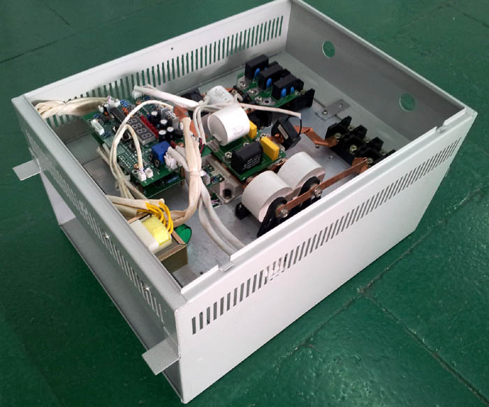 全数字三相半桥8KW电磁加热控制器产品技术说明 一、产品电气规格 1、额定电压频率:AC 380V/50Hz 2、电压适应范围:310V~450V 3、额定功率:8KW(功率可调范围为20~100%) 二、环境适应能力 1、温度:-20~50; 2、湿度:95% 三、基本性能概述 1、电压与功率特性:310~450V恒定功率输出; 2、热效率95%; 3、IGBT过热保护温度:85±5; 4、工作频率:5~40KHz; 5、采用工业级高可靠AVR微控制器,半桥式串联谐振; 6、采用高可靠