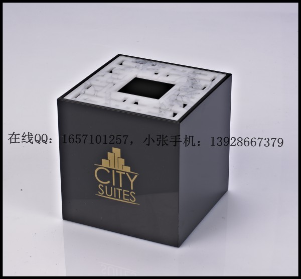 名称:亚克力纸巾盒 【尺寸】:纸巾盒长18*宽12*高6cm 【材质】:亚克力 【产地】:广东佛山 【厚度】:2MM,3MM,4MM(个性定制) 产品单个包装:OPP袋,批量纸箱包装,远距离运输再加订木箱。 产品特点:颜色纯正,美观大方,底部滑槽设计,放纸方便。 材料:亚克力也称有机玻璃,此材料晶莹剔透、保洁度高、极具质感、美感,不自燃并具自熄性。产品使用高档优质亚克力材料制作,手感圆润柔滑,并且不带汗渍、指纹印,色泽材质均匀。硬度高、耐热性强、延伸性较高,不易裂、不易碎、不易变形,且颜色稳定。产品经过