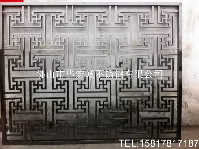 专业加工焊接电镀不锈钢屏风。 1、不锈钢屏风的厚度一般是足厚0.8mm,不锈钢框架的厚度一般是1.2-1.5mm。 2、古铜色,玫瑰金,黑钛金不锈钢屏风表面处理:板材表面处理也分为镜面和拉沙两种,家装一般不建议用镜面不锈钢,拉沙的效果好一些。 3、屏风样式:现在不锈钢屏风有几种样式,一种是管材焊接电镀的形式,还有一种是电脑激光焊接电镀加工,建议用后一种。 4、保养:不锈钢容易沾上指纹,可以用半干的抹布擦掉或酒精擦试。 我们可根据客户要求进行不锈钢屏风定制,对于不锈钢屏风的尺寸进行量身设计,制作出不同规格,