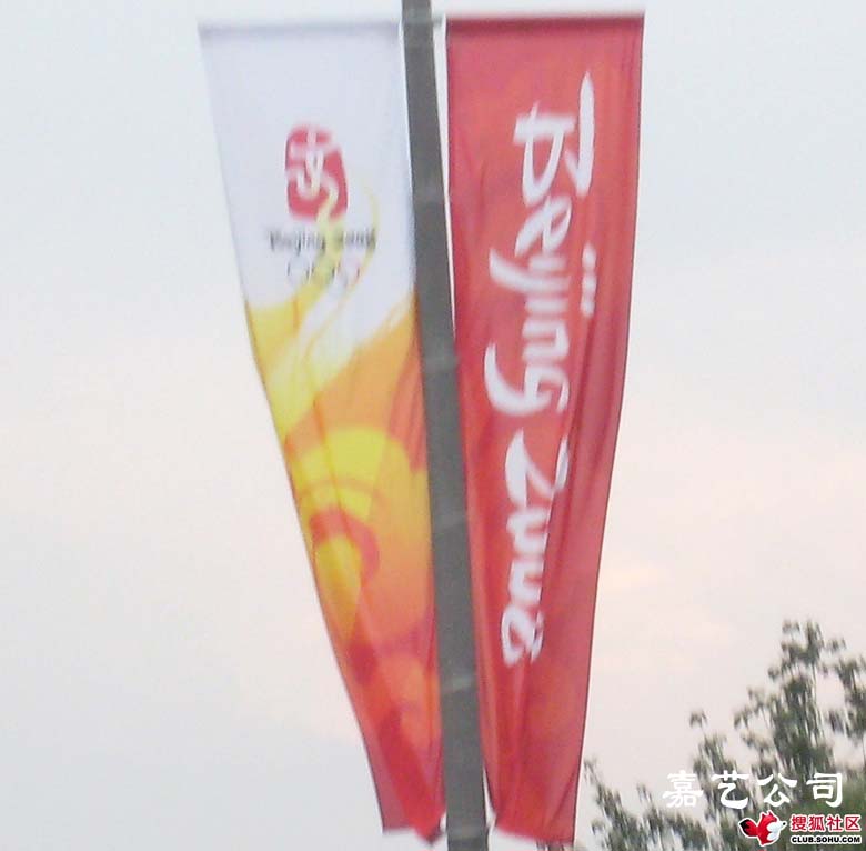 广告旗帜布：城市风景线上的新标识
